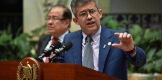 El ministro de Salud, Joaquín Barnoya, en conferencia de prensa en Palacio Nacional de la Cultura. Foto La Hora: Daniel Ramírez.