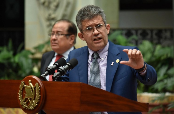 El ministro de Salud, Joaquín Barnoya, en conferencia de prensa en Palacio Nacional de la Cultura. Foto La Hora: Daniel Ramírez.