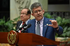 Gremio Médico muestra respaldo al Ministro de Salud ante señalamientos y ataques en su contra