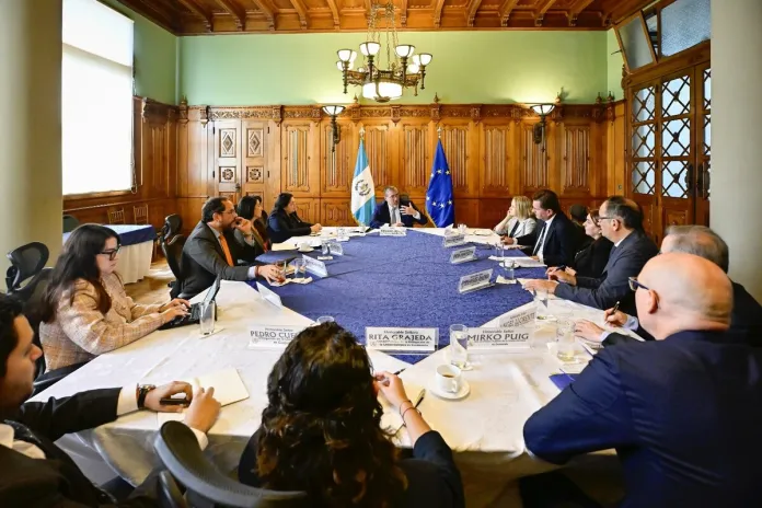 Mision de la Union Europea se reune con Bernardo Arevalo Misión de Observación de la UE y Bernardo Arévalo