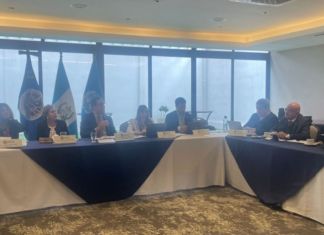 La delegación de la OEA se reunió con rectores de universidades para tratar el tema de la transparencia y democracia. Foto La Hora: AGN