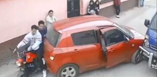 Aparentemente, el conductor del auto se molestó con las personas que iban en moto luego del golpe recibido en el bumper trasero. Foto La Hora: captura de pantalla