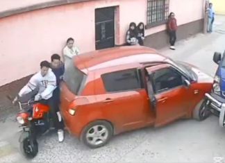 Aparentemente, el conductor del auto se molestó con las personas que iban en moto luego del golpe recibido en el bumper trasero. Foto La Hora: captura de pantalla