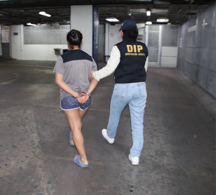 Mujer es recapturada por el delito de extorsión en San Miguel Petapa. Foto La Hora: PNC