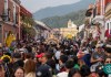Así se vivió el segundo día del Festival de las Flores en el centro de Antigua Guatemala Festival de las Flores este domingo 16 de noviembre. Foto La Hora: Municipalidad de Antigua Guatemala