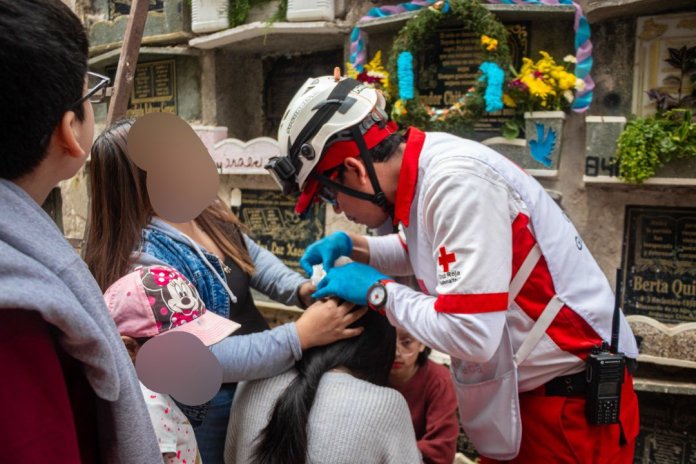 Una adolescente resultó herida este 1 de noviembre en el Cementerio General. Foto La Hora: Crzu Roja.