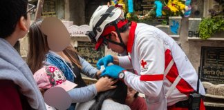 Una adolescente resultó herida este 1 de noviembre en el Cementerio General. Foto La Hora: Crzu Roja.