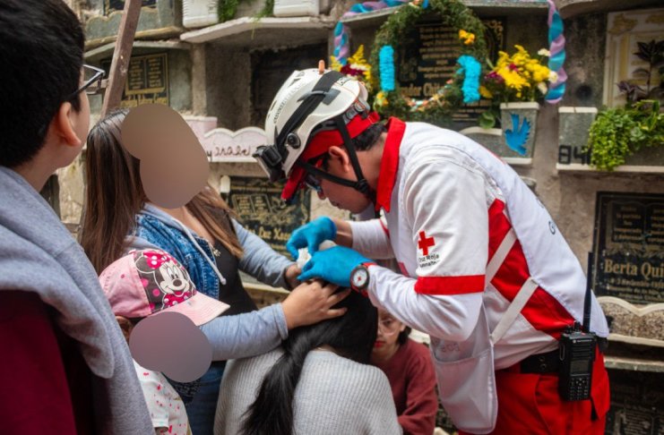 Una adolescente resultó herida este 1 de noviembre en el Cementerio General. Foto La Hora: Crzu Roja.