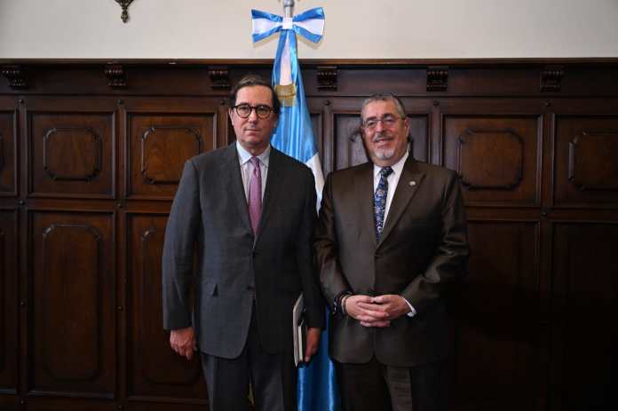 Jefe de la delegación de la Misión para el Fortalecimiento de la Democracia en Guatemala de la OEA, Carlos Ayala, y el presidente Bernardo Arévalo. Foto La Hora: Presidencia.