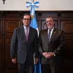 Jefe de la delegación de la Misión para el Fortalecimiento de la Democracia en Guatemala de la OEA, Carlos Ayala, y el presidente Bernardo Arévalo. Foto La Hora: Presidencia.