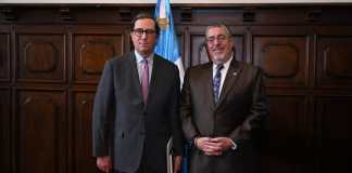 Jefe de la delegación de la Misión para el Fortalecimiento de la Democracia en Guatemala de la OEA, Carlos Ayala, y el presidente Bernardo Arévalo. Foto La Hora: Presidencia.