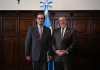Jefe de la delegación de la Misión para el Fortalecimiento de la Democracia en Guatemala de la OEA, Carlos Ayala, y el presidente Bernardo Arévalo. Foto La Hora: Presidencia.