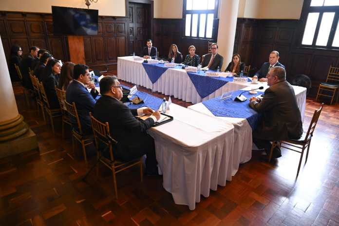 Delegación de la Misión para el Fortalecimiento de la Democracia en Guatemala, de la Organización de los Estados Americanos (OEA) y autoridades guatemaltecas. Foto La Hora: Presidencia.