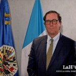 Carlos Ayala en entrevista para La Hora. Foto: Daniel Ramírez.