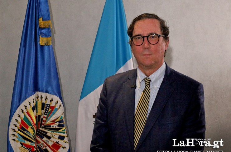 Carlos Ayala en entrevista para La Hora. Foto: Daniel Ramírez.