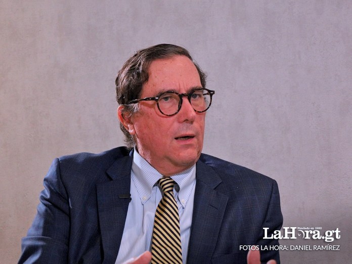 Carlos Ayala en entrevista para La Hora. Foto: Daniel Ramírez.