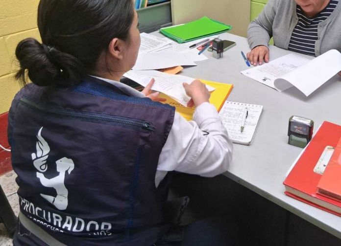 La delegada de la PDH de esa jurisdicción se reunió con la directora de la escuela para conocer más detalles sobre la denuncia. Foto La Hora: PDH