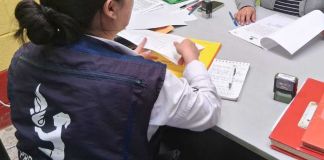 La delegada de la PDH de esa jurisdicción se reunió con la directora de la escuela para conocer más detalles sobre la denuncia. Foto La Hora: PDH