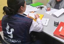 PDH verifica denuncia por maltrato contra estudiante en escuela de Mixco La delegada de la PDH de esa jurisdicción se reunió con la directora de la escuela para conocer más detalles sobre la denuncia. Foto La Hora: PDH