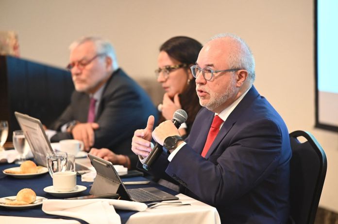 El Panel de Personas Expertas Independientes (PEI) en una reunión con periodistas este 14 de noviembre, tras finalizar su primera visita a Guatemala. Foto La Hora: Diego España.