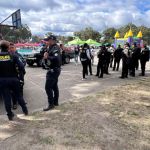 La seguridad policial se incrementó en las afueras del estadio El Trébol, cuyas puertas ya fueron abiertas. Foto La Hora: Daniel Ramírez
