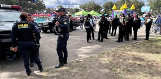 La seguridad policial se incrementó en las afueras del estadio El Trébol, cuyas puertas ya fueron abiertas. Foto La Hora: Daniel Ramírez