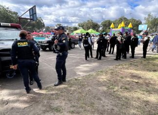 La seguridad policial se incrementó en las afueras del estadio El Trébol, cuyas puertas ya fueron abiertas. Foto La Hora: Daniel Ramírez