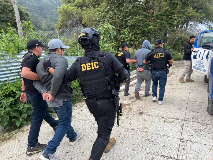 Capturan a presuntos narcomenudistas en Chicamán, Quiché. Foto La Hora: PNC.