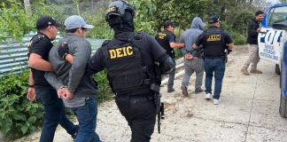 Capturan a presuntos narcomenudistas en Chicamán, Quiché. Foto La Hora: PNC.