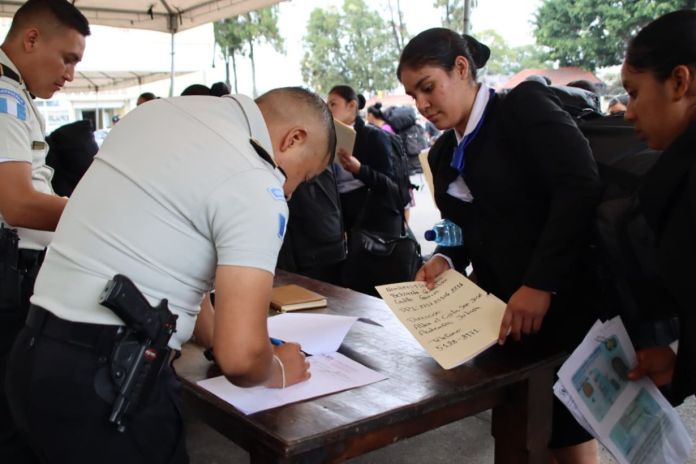 PNC_ASPIRANTES Después de graduar a la 57 promoción de la Policía Nacional Civil (PNC) en octubre de este año, la Academia de la PNC comienza con el registro de la 58. Foto La Hora: PNC
