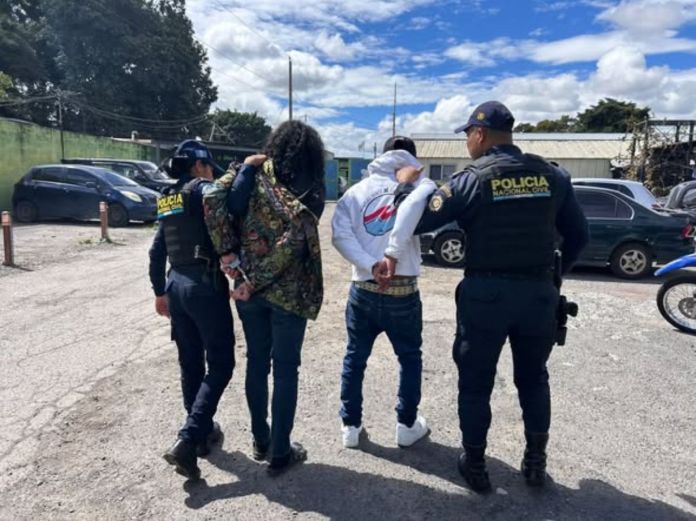 Los detenidos por la PNC son supuestos responsables de asaltar a una mujer en la Aguilar Batres, zona 12. Foto La Hora: PNC