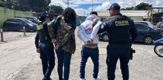 Los detenidos por la PNC son supuestos responsables de asaltar a una mujer en la Aguilar Batres, zona 12. Foto La Hora: PNC