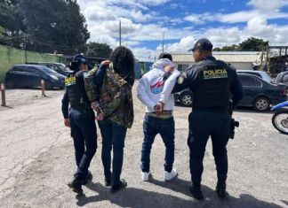 Los detenidos por la PNC son supuestos responsables de asaltar a una mujer en la Aguilar Batres, zona 12. Foto La Hora: PNC