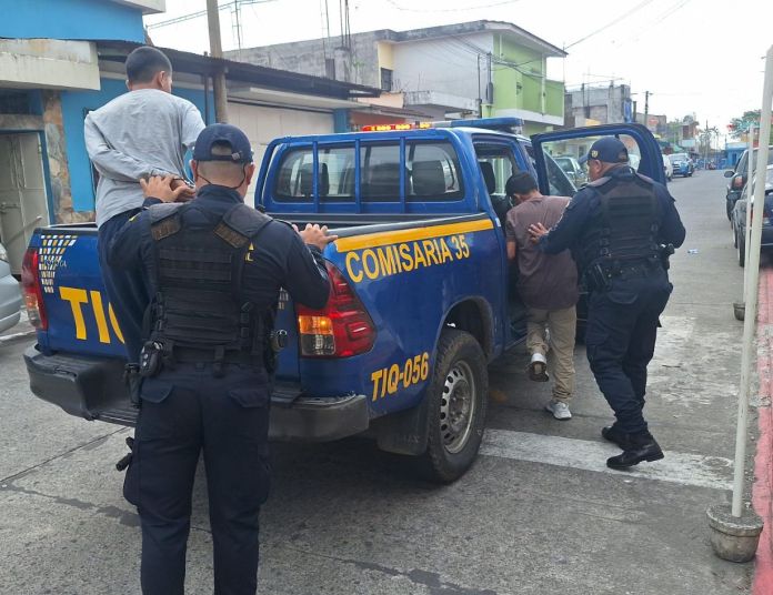 Luego de un operativo realizado, la PNC detuvo a dos supuestos sicarios que estarían involucrados en la muerte de un guardia de seguridad privada. Foto La Hora: PNC