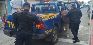 Luego de un operativo realizado, la PNC detuvo a dos supuestos sicarios que estarían involucrados en la muerte de un guardia de seguridad privada. Foto La Hora: PNC