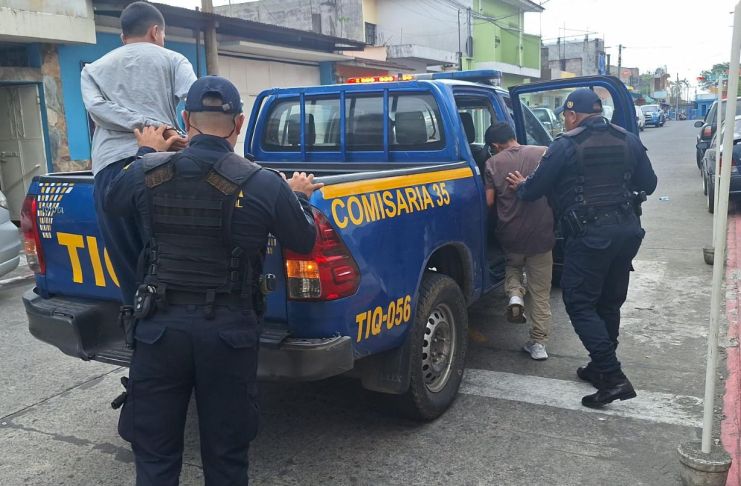 Luego de un operativo realizado, la PNC detuvo a dos supuestos sicarios que estarían involucrados en la muerte de un guardia de seguridad privada. Foto La Hora: PNC