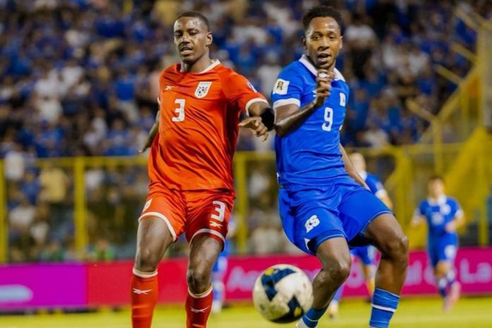 Jugadores de Panamá y El Salvador durante su último enfrentamiento de la eliminatoria mundialista. Foto La Hora: La Selecta