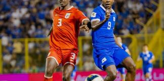 Jugadores de Panamá y El Salvador durante su último enfrentamiento de la eliminatoria mundialista. Foto La Hora: La Selecta