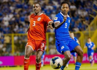 Jugadores de Panamá y El Salvador durante su último enfrentamiento de la eliminatoria mundialista. Foto La Hora: La Selecta