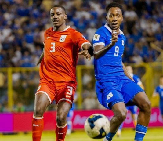 Jugadores de Panamá y El Salvador durante su último enfrentamiento de la eliminatoria mundialista. Foto La Hora: La Selecta