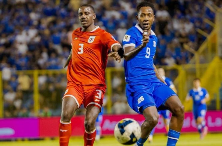 Jugadores de Panamá y El Salvador durante su último enfrentamiento de la eliminatoria mundialista. Foto La Hora: La Selecta