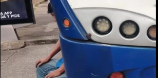 El director de Emetra, Amílcar Montejo, anunció en su cuenta oficial X que lograron ubicar al piloto de un bus urbano de la línea 63 bajo efectos de licor en la zona 10 luego de denuncias realizadas por usuarios. Foto La Hora: captura de video