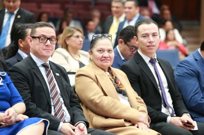 La fiscal general, María Consuelo Porras, junto al secretario general del MP, Ángel Pineda y su asesor Juan Luis Pantaleón. Foto La Hora: MP.