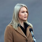 ICE detuvo este miércoles a una mujer que tiene conexión familiar con la portavoz de la Casa Blanca, Karoline Leavitt.