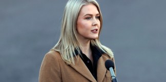 ICE detuvo este miércoles a una mujer que tiene conexión familiar con la portavoz de la Casa Blanca, Karoline Leavitt.