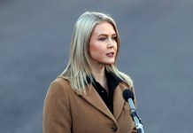 ICE detiene a un familiar de la portavoz de la Casa Blanca, Karoline Leavitt ICE detuvo este miércoles a una mujer que tiene conexión familiar con la portavoz de la Casa Blanca, Karoline Leavitt.