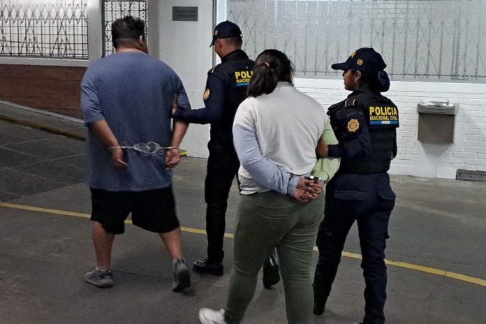 Capturan a presuntos responsables de robar suplementos vitamínicos en un supermercado. Foto La Hora: PNC