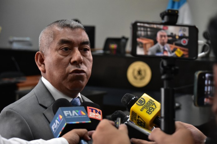 El fiscal Rafael Curruchiche atiende a la prensa a la salida de una audiencia, el pasado 24 de junio de 2025. Foto La Hora: Daniel Ramírez.