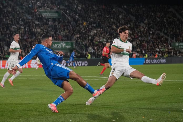 Real Madrid-El Elche El centrocampista argentino del Elche Federico Redondo (d) lucha con Trent Alexander-Arnold, del Real Madrid. Foto La Hora: EFE