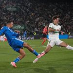 El centrocampista argentino del Elche Federico Redondo (d) lucha con Trent Alexander-Arnold, del Real Madrid. Foto La Hora: EFE